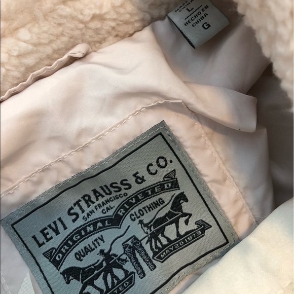 Women’s Levi’s Long Sherpa Trucker Jacket - Picture 15 of 16